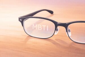 MBTIは誰が作ったのか考えるイメージ